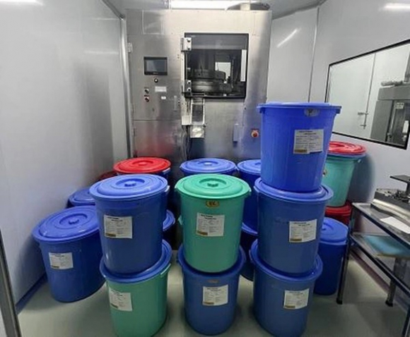 2 Bat Giam Doc Cong Ty Duoc San Xuat Buon Ban Thuoc Gia Quy Mo Lon