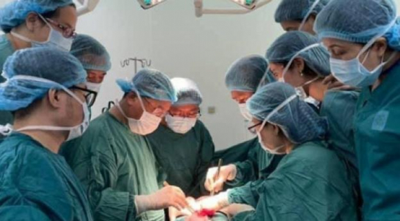 1 Em Be Dau Tien Tai Viet Nam Ra Doi Tu Me Bi Ung Thu Tu Cung