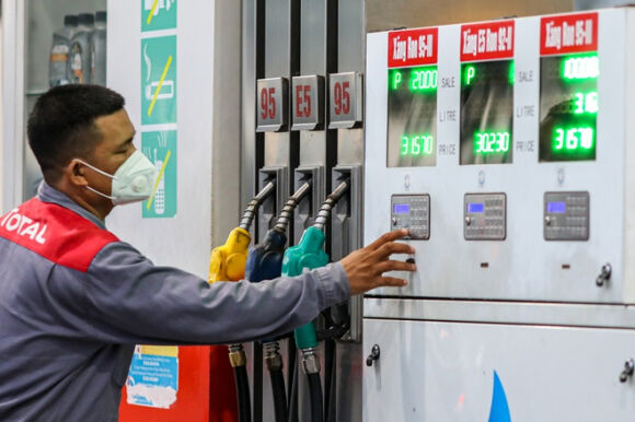 1 Gia Xang Tang Lan Thu 6 Lien Tiep Vuot 32000 Donglit