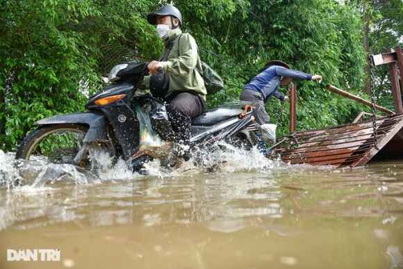 10 Hai Ngay Sau Con Mua Lon Nguoi Ha Noi Di Do Qua Doan Ngap