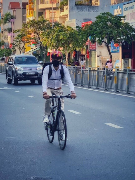 Đạp xe đi làm bùng nổ thời xăng tăng và "bão giá" bị nhiều người cho là phi thực tế, vậy người trong cuộc nói gì?