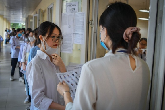 2 Giam Thi Coi Thi Vao Lop 10 O Ha Noi Canh Giac Thi Sinh Mieng Lam Bam