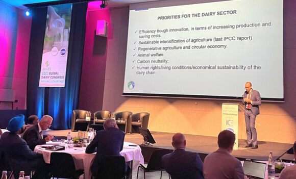 2 Gioi Thieu Mo Hinh Phat Trien Ben Vung Nganh Sua Viet Nam Tai Hoi Nghi Sua Toan Cau