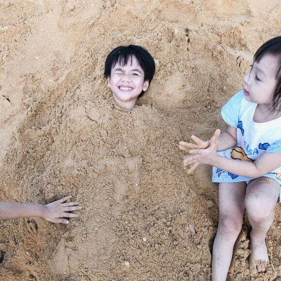 7 Em Be Muong Lat Quy Duoi Dat Lanh Sau 5 Nam O Thanh Pho Da Biet Chay Luon Cuoi Hanh Phuc