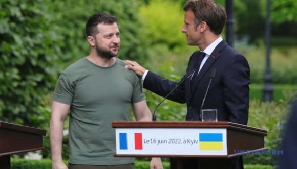 1 Ong Macron Phuong Tay Khong Gui May Bay Va Xe Tang Cho Ukraine