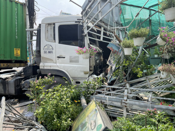 2 Xe Container No Lop Lao Thang Vao Quan Com