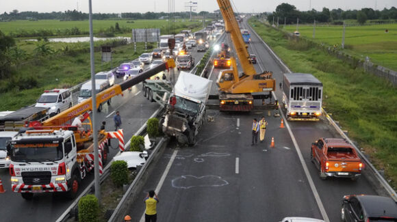 1 Mot Xe Container Lat Cao Toc Tphcm   Trung Luong Ket Cung Hang Chuc Cay So Suot 4 Tieng