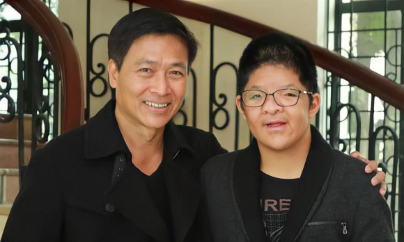 2 Nghe Si Quoc Tuan Hanh Trinh 17 Nam Dua Con Di Khap Noi Chua Benh Hiem Gap Tu Bo Ca Su Nghiep Gio Cuoc Song The Nao