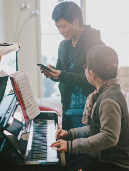 5 Nghe Si Quoc Tuan Hanh Trinh 17 Nam Dua Con Di Khap Noi Chua Benh Hiem Gap Tu Bo Ca Su Nghiep Gio Cuoc Song The Nao