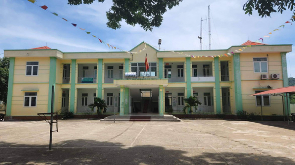 1 Cach Chuc Chu Tich Xa Vi Quan He Bat Chinh O Tru So Xa