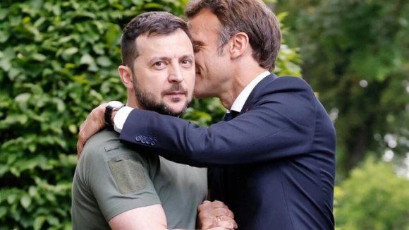1 Khoanh Khac Gay Sot Cua Hai Tong Thong Macron   Zelensky