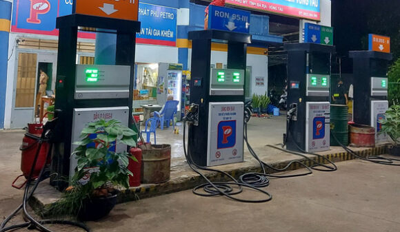 3 Canh Sat Phong Toa Kham Xet Mot Cay Xang O Ba Ria   Vung Tau