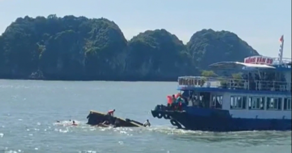 1 Chim Tau Tren Vinh Lan Ha 12 Nguoi Roi Xuong Bien Mot Nu Du Khach Tu Vong