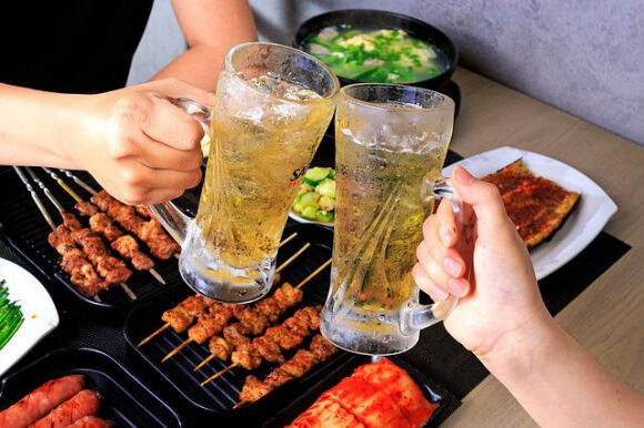 1 Duc Thieu Bia Nhat Khan Hiem Xuc Xich