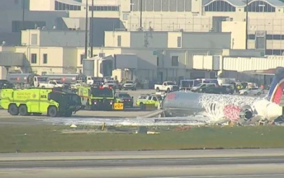 1 My May Bay Truot Khoi Duong Bang Va Trung Thap Lien Lac Roi Boc Chay