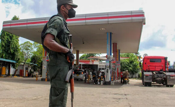 1 Sri Lanka Tai Xe Tu Vong Trong Xe Sau 5 Ngay Xep Hang Cho Do Xang