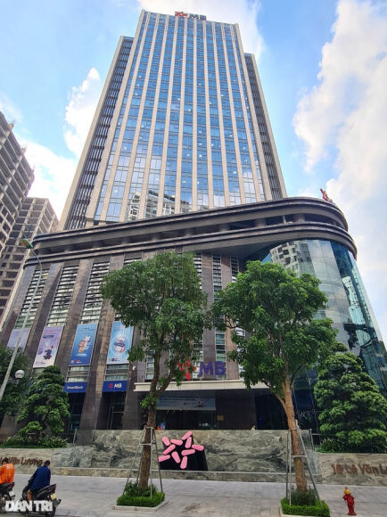 2 Dat Quan Doi Quoc Phong Tren Duong Le Van Luong Cung Bi Nhoi Cao Oc