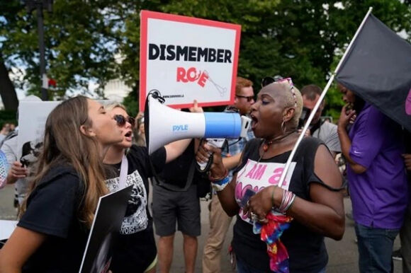 1 Hai Buc Tranh Trai Nguoc Trong Ngay Buon Voi Nuoc My