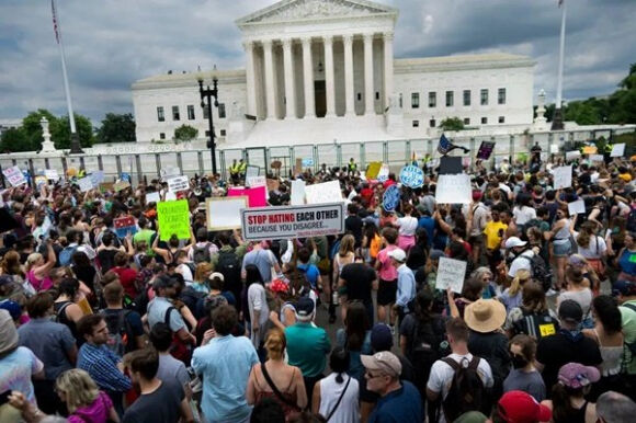 2 Hai Buc Tranh Trai Nguoc Trong Ngay Buon Voi Nuoc My