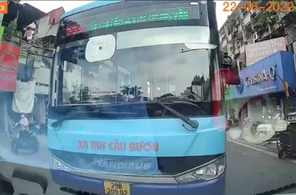 2 Xe Buyt Lan Lan Chan Dau Xe Con Don Vi Quan Ly Xin Loi