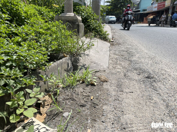 1 Mieng Cong Bi Buc Tu Vi Day Rac Co Dai Dat Cat Nuoc Thoat Duong Nao