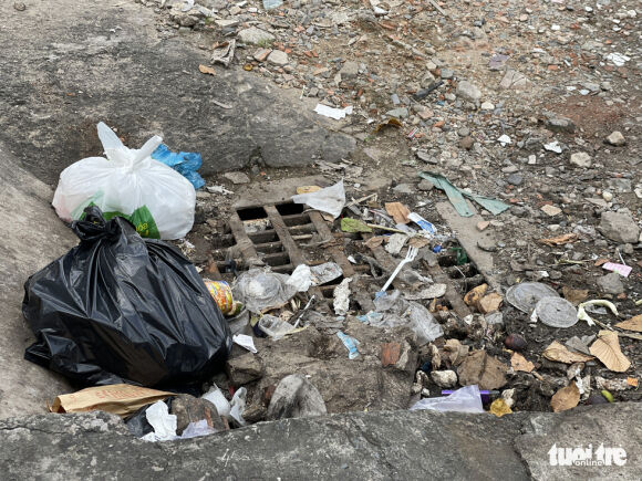 5 Mieng Cong Bi Buc Tu Vi Day Rac Co Dai Dat Cat Nuoc Thoat Duong Nao