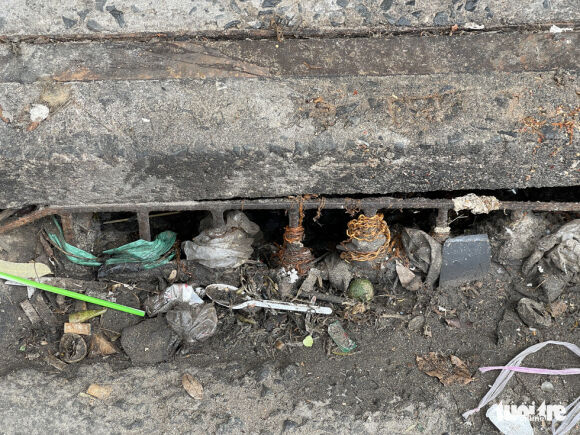 6 Mieng Cong Bi Buc Tu Vi Day Rac Co Dai Dat Cat Nuoc Thoat Duong Nao