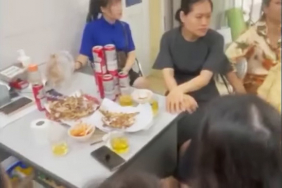 1 Can Bo Trung Tam Y Te Quan Mo Tiec Bia Muc Trong Gio Lam Viec