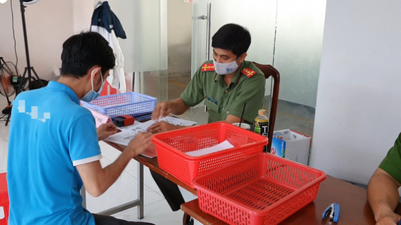 1 Cong An Huyen Nha Be Tuyet Doi Khong Dua Le Phi Cho Co De Lam Cccd Cap Toc