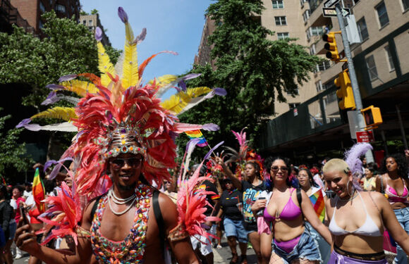 1 Dieu Hanh Tai New York Tan Loan Vi Nham Phao Hoa La Tieng Sung