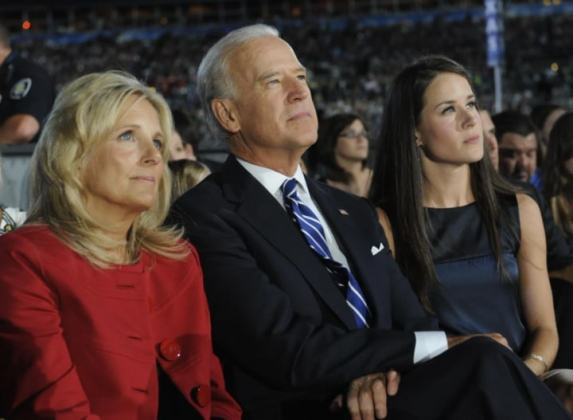 1 Nga Dua Gia Dinh Tong Thong Biden Vao Danh Sach Trung Phat