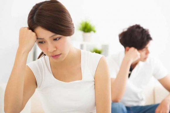 Nửa đêm dậy đi vệ sinh, vợ sững sờ thấy chồng 'vui vẻ' với bảo mẫu, danh tính thật của cô ta còn sốc hơn