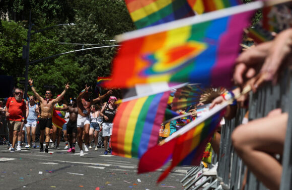 2 Dieu Hanh Tai New York Tan Loan Vi Nham Phao Hoa La Tieng Sung