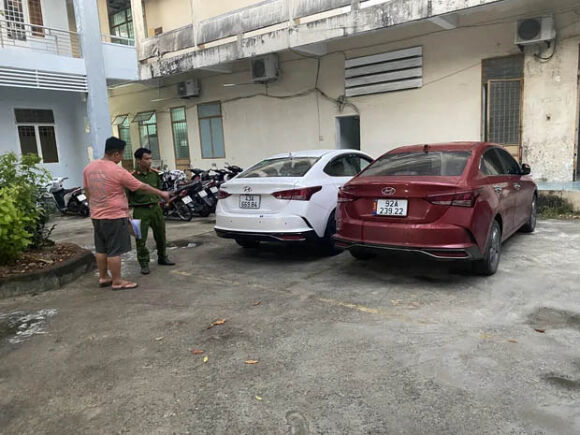 2 Ban Cung Vi Chung Khoan Thanh Nien Thue 2 O To Roi Mang Di Ban