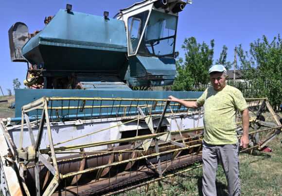 2 Nong Dan Ukraine Dau Dau Viec Thu Hoach Lua Mi