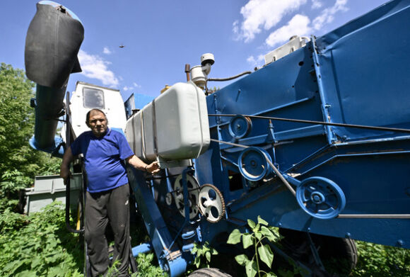 3 Nong Dan Ukraine Dau Dau Viec Thu Hoach Lua Mi