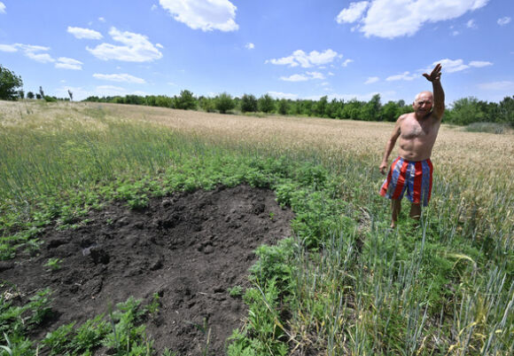 4 Nong Dan Ukraine Dau Dau Viec Thu Hoach Lua Mi