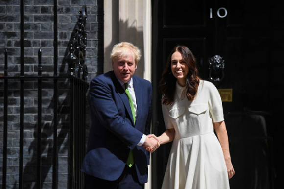 1 Khoanh Khac Thu Tuong Anh Gay Chu Y Vi Bat Tay Qua Manh