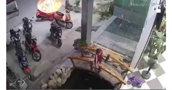 1 Di Uong Ca Phe Voi Bo Me Chau Be 4 Tuoi Roi Xuong Be Ca Tu Vong