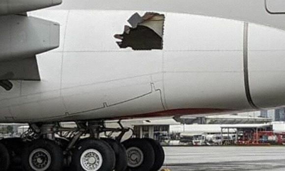 1 May Bay Cho Khach Lon Nhat The Gioi Ha Canh Voi Mot Lo Thung