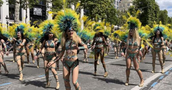 1 Paris Soi Dong Voi Su Tro Lai Cua Le Hoi Hoa Trang Nhiet Doi