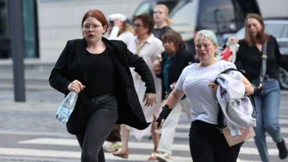 1 Xa Sung Kinh Hoang O Trung Tam Thuong Mai Dan Mach