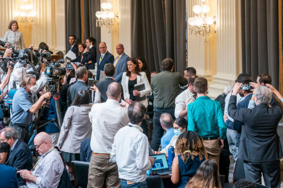 2 Nhung Tiet Lo Giat Minh Tu Ben Trong Toa Bach Oc