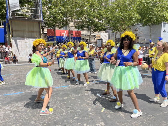 2 Paris Soi Dong Voi Su Tro Lai Cua Le Hoi Hoa Trang Nhiet Doi