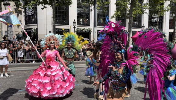 3 Paris Soi Dong Voi Su Tro Lai Cua Le Hoi Hoa Trang Nhiet Doi