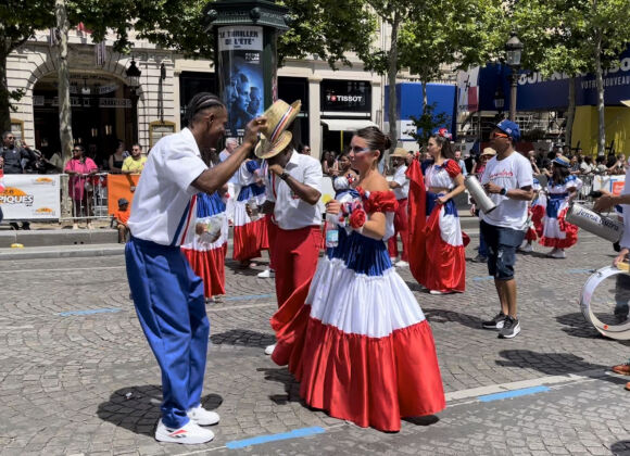 4 Paris Soi Dong Voi Su Tro Lai Cua Le Hoi Hoa Trang Nhiet Doi