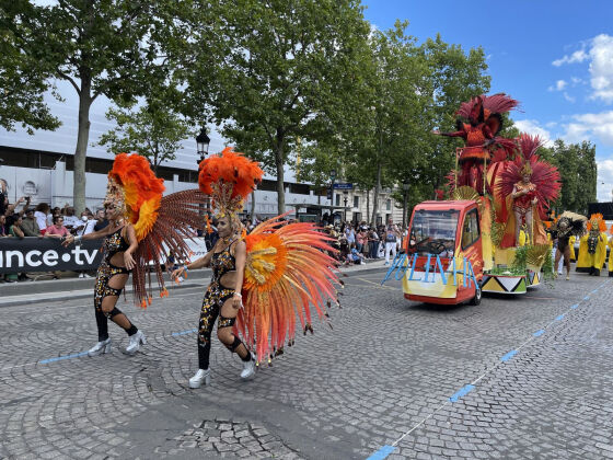 5 Paris Soi Dong Voi Su Tro Lai Cua Le Hoi Hoa Trang Nhiet Doi