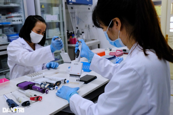 1 2 Chi Em O Tphcm Nhiem Bien The Moi Omicron Ba4 Test Nhanh Tat Ca F1