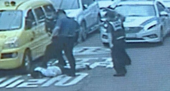 1 Canh Sat Han Quoc Ap Che Mot Nguoi Viet Nam Giua Pho