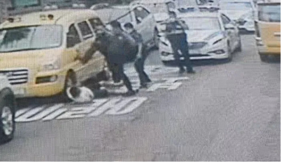 1 Canh Sat Han Quoc Gay Tranh Cai Khi Manh Tay Tran Ap Thanh Nien Viet Cam Dao